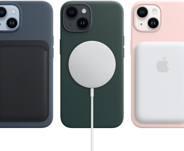 MagSafe kutijice za iPhone 14 ponoćne, šumske zelene i boje roza krede s dodatnom opremom MagSafe koja obuhvaća novčanik, punjač i bateriju.