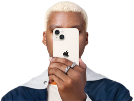Osoba drži telefon uz lice.