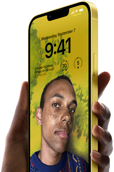 Ruka drži iPhone 14 Plus žute boje s personaliziranim zaključanim zaslonom.